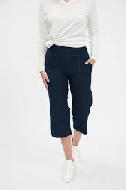 Open image in slideshow, Sporty Straight Leg Capri With Pockets
